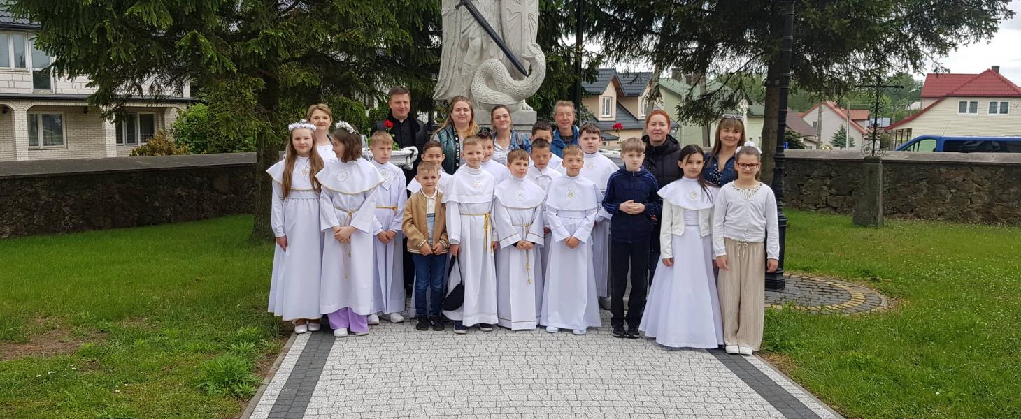 Dzieci komunijne w Sanktuarium MB Pocieszenia w Małym Płocku